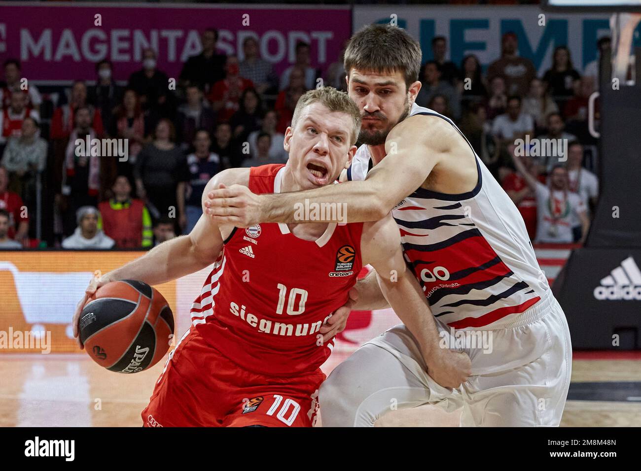 2022/23 FIBA Eurolega | FC Bayern München vs Baskonia Vitoria-Gasteiz. JARAMAZ Ognjen (FC Bayern München FCBB10). MARINKOVIC Vanja (Vitoria-Gastei Foto Stock