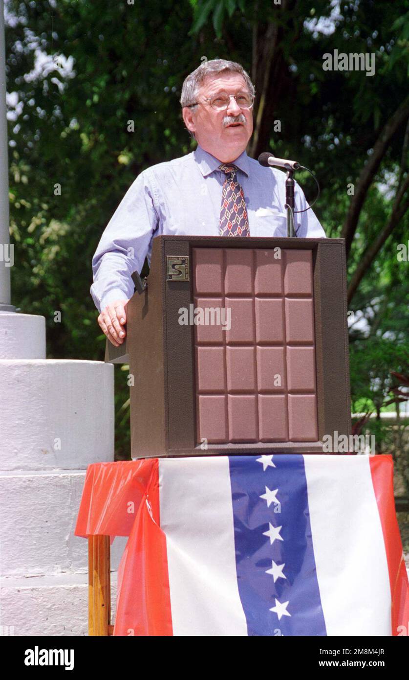 L'onorevole William Milam, Ambasciatore degli Stati Uniti in Liberia, parla durante la cerimonia dell'Indipendenza Day presso l'Ambasciata degli Stati Uniti. L'Ambasciatore ha consegnato il discorso dei Presidenti. Subject Operation/Series: ASSURED RESPONSE base: Monrovia Paese: Liberia (LBR) Foto Stock