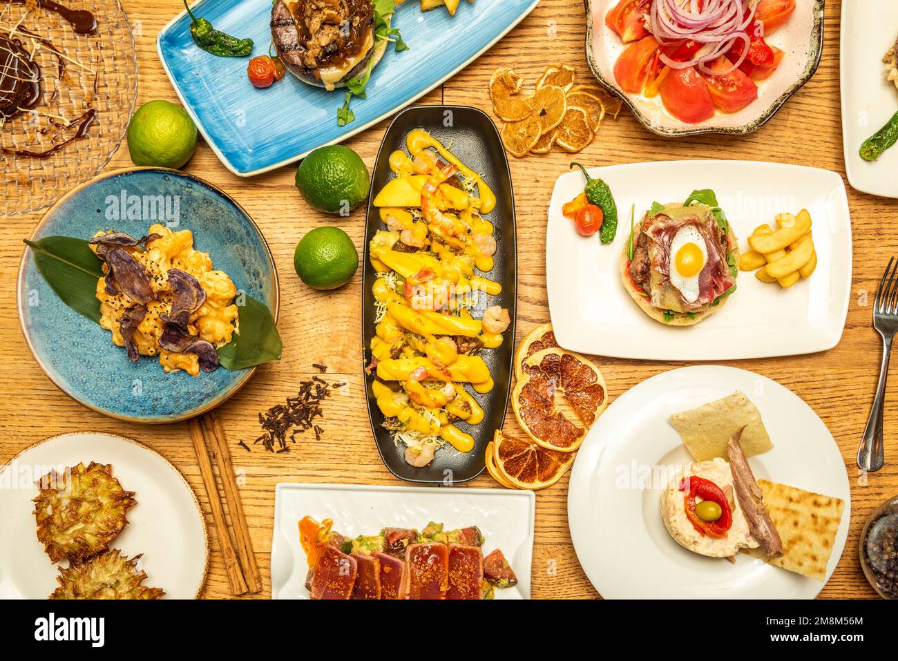 Immagine dall'alto di ottimi piatti spagnoli, hamburger e tapas su un tavolo di legno Foto Stock