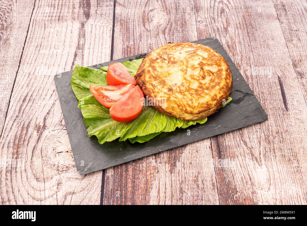 La tortilla de patatas è uno dei piatti più noti ed emblematici della cucina spagnola, essendo un prodotto molto popolare che si può trovare in quasi un Foto Stock