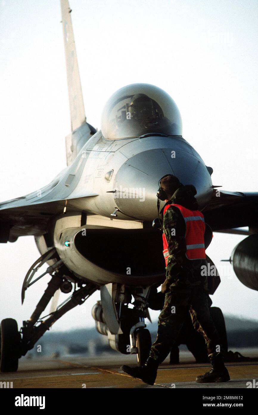 IL SENIOR AIRMAN Carlos Rivera, capo dell'equipaggio di 80th Fighter Squadron, lancia un F-16 di 8th Fighter Wing 'Wolf Pack'. Exact Date Shot Unknown pubblicato su AIRMAN Magazine Agosto 1996. Base: KUNSAN Air base Nazione: Repubblica di Corea (KOR) Foto Stock