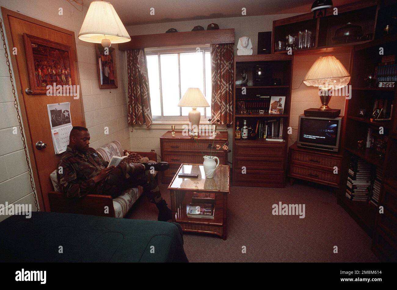 TECNICO. SGT. Jimmy Ray Jr., un direttore di dormitorio, si rilassa nella sua stanza. Exact Date Shot Unknown pubblicato su AIRMAN Magazine Agosto 1996. Base: KUNSAN Air base Nazione: Repubblica di Corea (KOR) Foto Stock