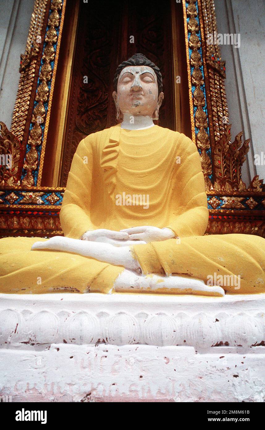 Un tempio buddista vicino alla giungla dove si svolge Cobra Gold. Exact Date Shot Unknown pubblicato su AIRMAN Magazine Agosto 1996. Subject Operation/Series: COBRA GOLD '96 base: Surat Thani Paese: Thailandia (THA) Foto Stock