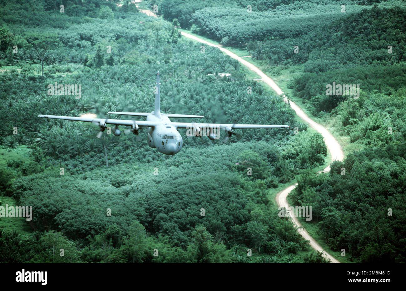 Un C-130 Hercules dalla 374th Airlift Wing, Yokota, Giappone, sfiora le cime dell'albero. Exact Date Shot Unknown pubblicato su AIRMAN Magazine Agosto 1996. Subject Operation/Series: COBRA GOLD '96 Paese: Thailandia (THA) Foto Stock
