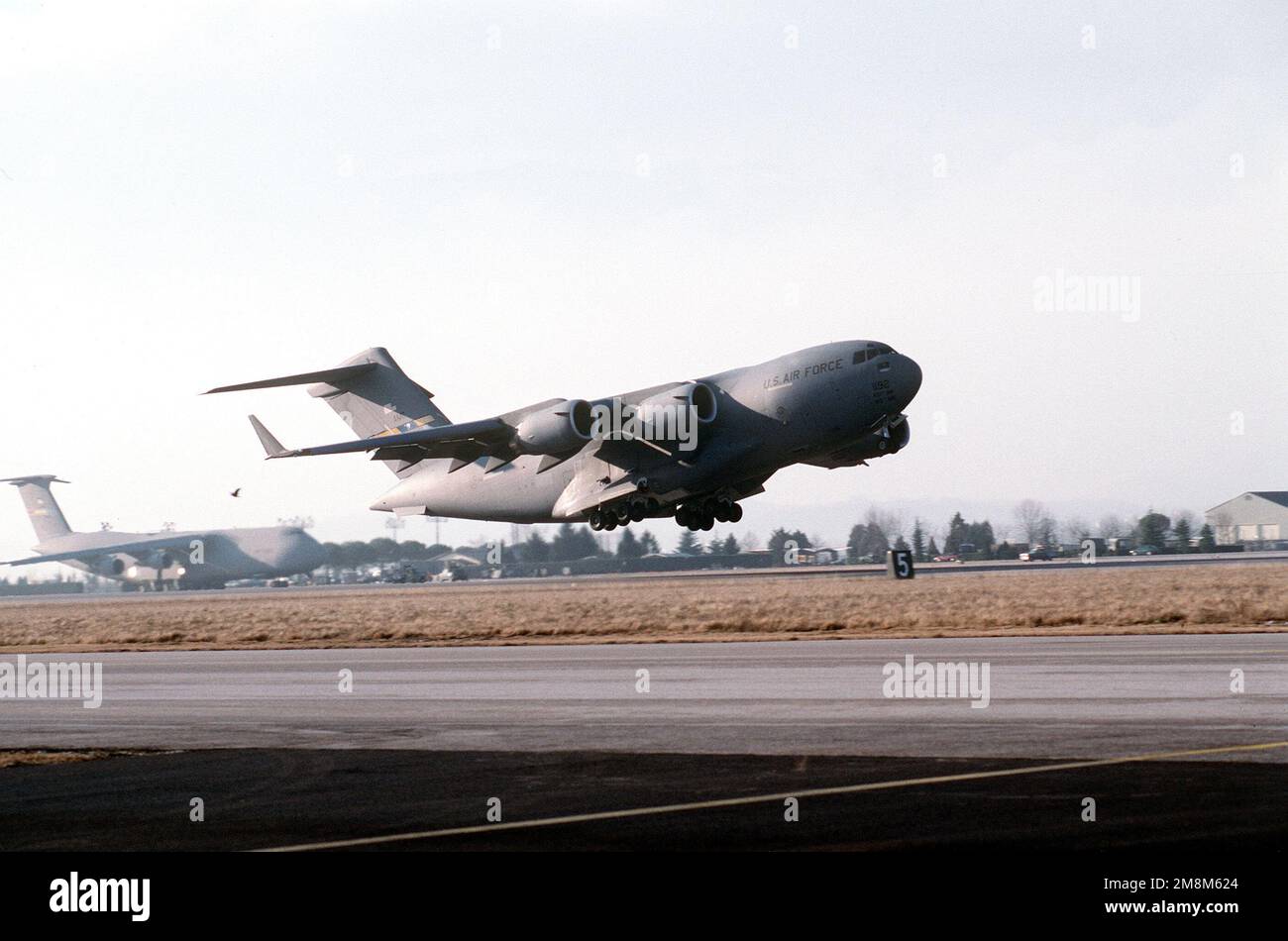 Una C-17 Globemaster III, assegnata alla 437th Airlift Wing, Charleston AFB, SC, si stacca dalla pista che porta in Bosnia. Exact Date Shot Unknown pubblicato su AIRMAN Magazine Agosto 1996. Base: Aviano Air base Stato: Pordenone Nazione: Italia (ITA) Foto Stock
