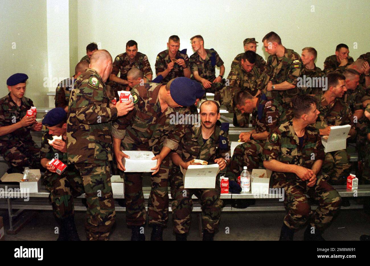 I membri del plotone Baltico, che include membri del servizio da Lettonia, Lituania ed Estonia, godono di un pranzo al sacco, poco dopo il loro arrivo alla Stazione aerea del corpo Marino. Si tratta di un esercizio sponsorizzato dal comando Atlantico degli Stati Uniti che sarà condotto dalle forze marine atlantiche a Camp Lejeune, NC. Nell'ambito del programma partenariato per la pace, questo esercizio fornirà una formazione sull'interoperabilità nelle operazioni di mantenimento della pace e umanitarie secondo gli standard NATO/IFOR, con particolare attenzione alle competenze individuali e collettive. Soggetto operativo/Serie: COOPERATIVA OSPREY '96 base: MCA, Cherry Point Stat Foto Stock