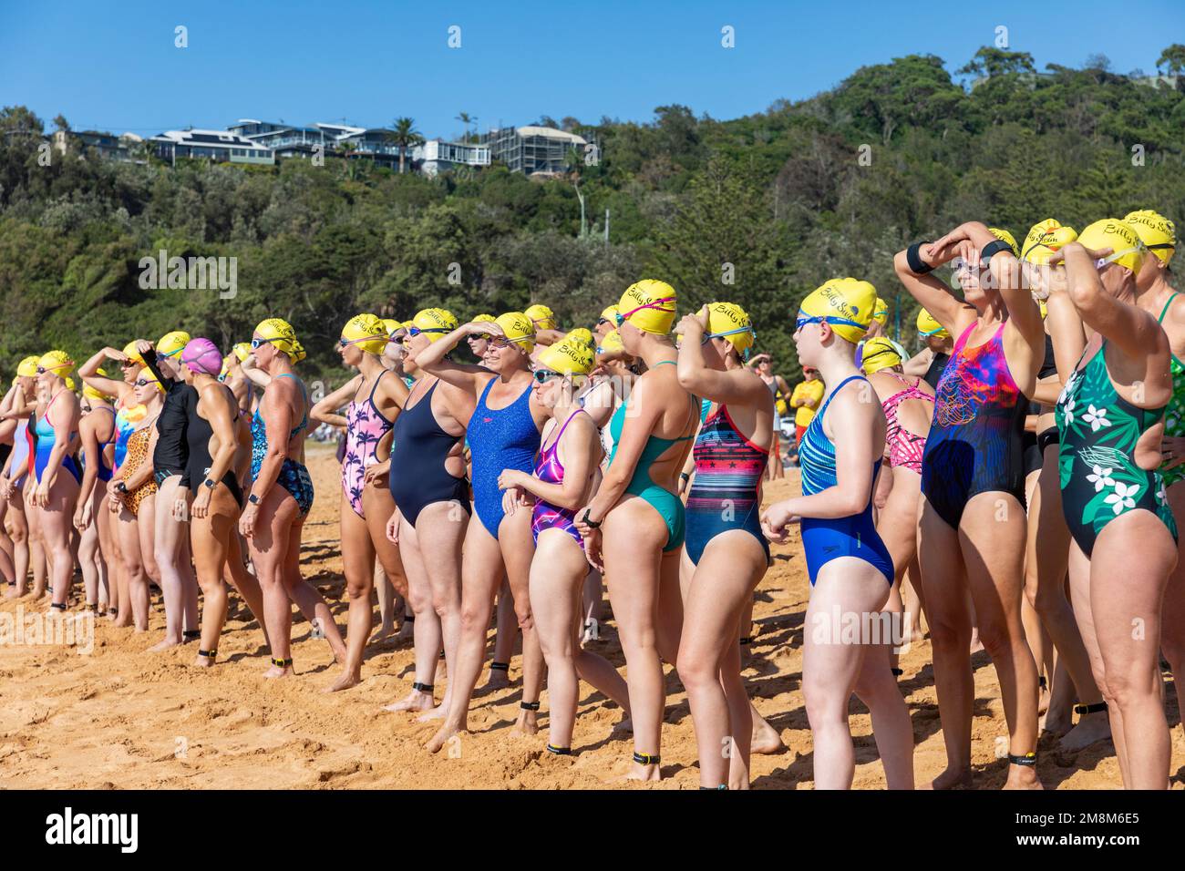 Bilgola Beach Sydney. Blackmores Billy Ocean Swimming Races a Bilgola Beach sulle spiagge settentrionali di Sydney, che consiste di 500m eventi maschili e femminili e di un 1,5km corso per i concorrenti maschili e femminili del nuoto. Foto donne nuotatrici nell'evento 500m. Domenica 15th gennaio 2023 credito Martin Berry @ alamy live news. Foto Stock