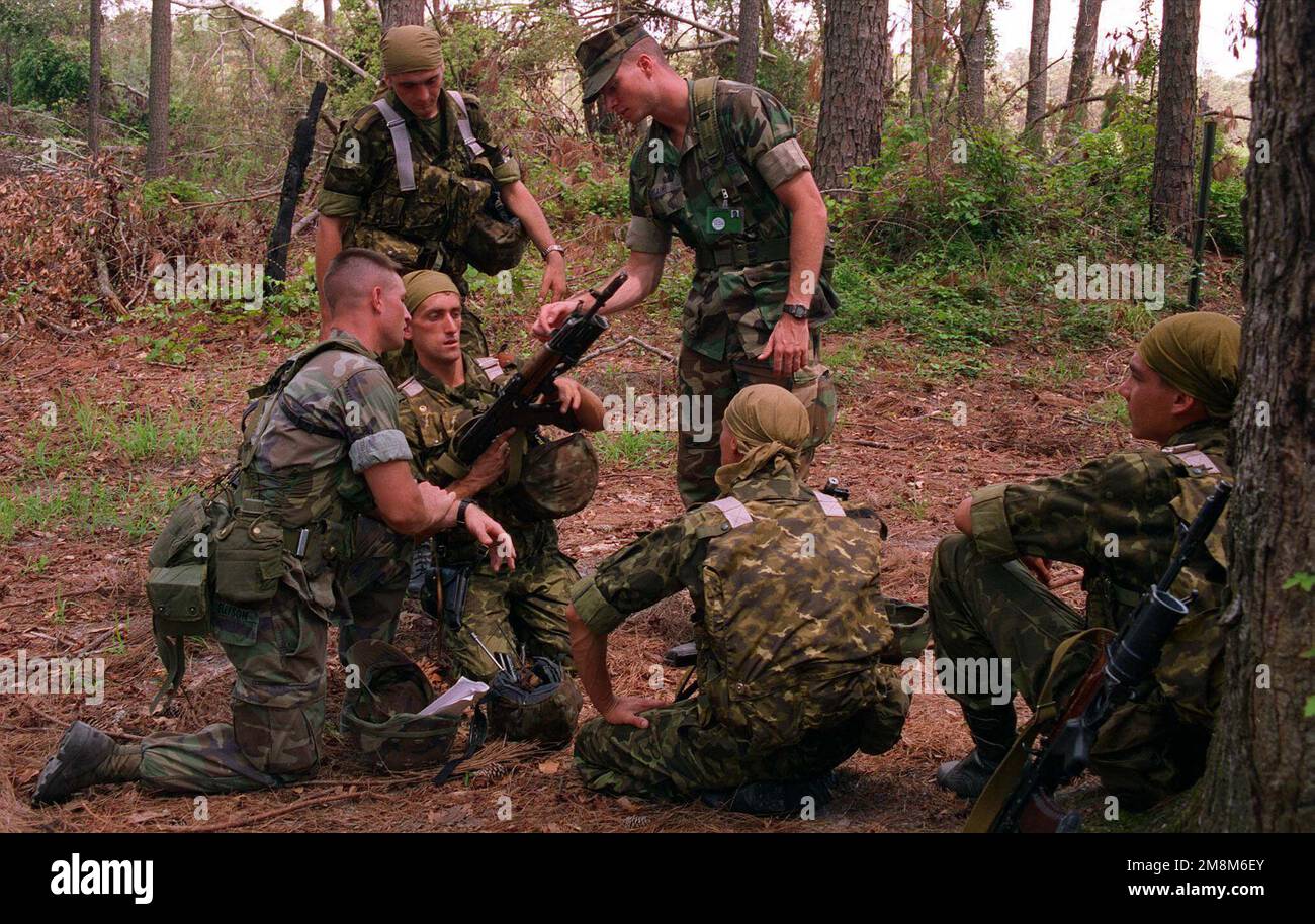 I marines ucraini mostrano Lance CPL. Franklin (in piedi), il loro fucile standard, durante una pausa in Situational Training Exercise - 5 (STX-5), Check Point Operations/Weapons Disarmamento. Soggetto operativo/Serie: COOPERATIVA OSPREY '96 base: Marine Corps base, Camp Lejeune Stato: North Carolina (NC) Paese: Stati Uniti d'America (USA) Foto Stock