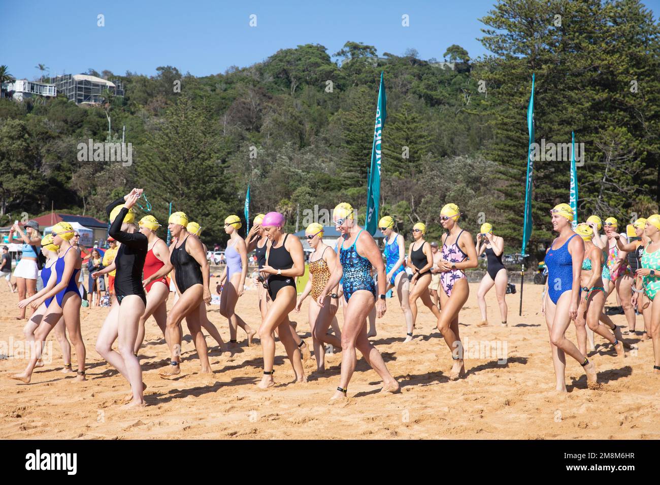 Bilgola Beach Sydney. Blackmores Billy Ocean Swimming Races a Bilgola Beach sulle spiagge settentrionali di Sydney, che consiste di 500m eventi maschili e femminili e di un 1,5km corso per i concorrenti maschili e femminili del nuoto. Foto donne nuotatrici nell'evento 500m. Domenica 15th gennaio 2023 credito Martin Berry @ alamy live news. Foto Stock