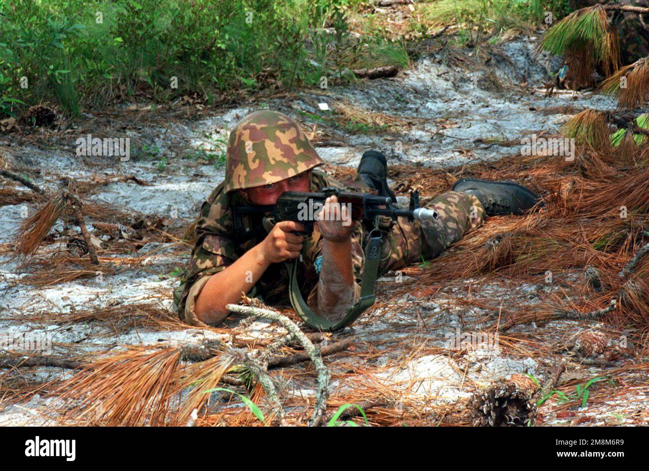 Un Kazakhstan Soldiers si trova nelle posizioni prone puntando il suo fucile d'assalto AK-74 con il materiale pieghevole durante Situational Training Exercise-6, 'minine awareness', parte della COOPERATIVA OSPREY 96 tenutasi a Camp Lejeune NC. A Kazakhstan Soldiers si trova nelle posizioni prone puntando il suo fucile d'assalto AK-74 con il materiale pieghevole durante Situational Training Exercise-6, 'minine awareness', parte della COOPERATIVA OSPREY Õ96 tenutasi a Camp Lejeune NC. Foto Stock