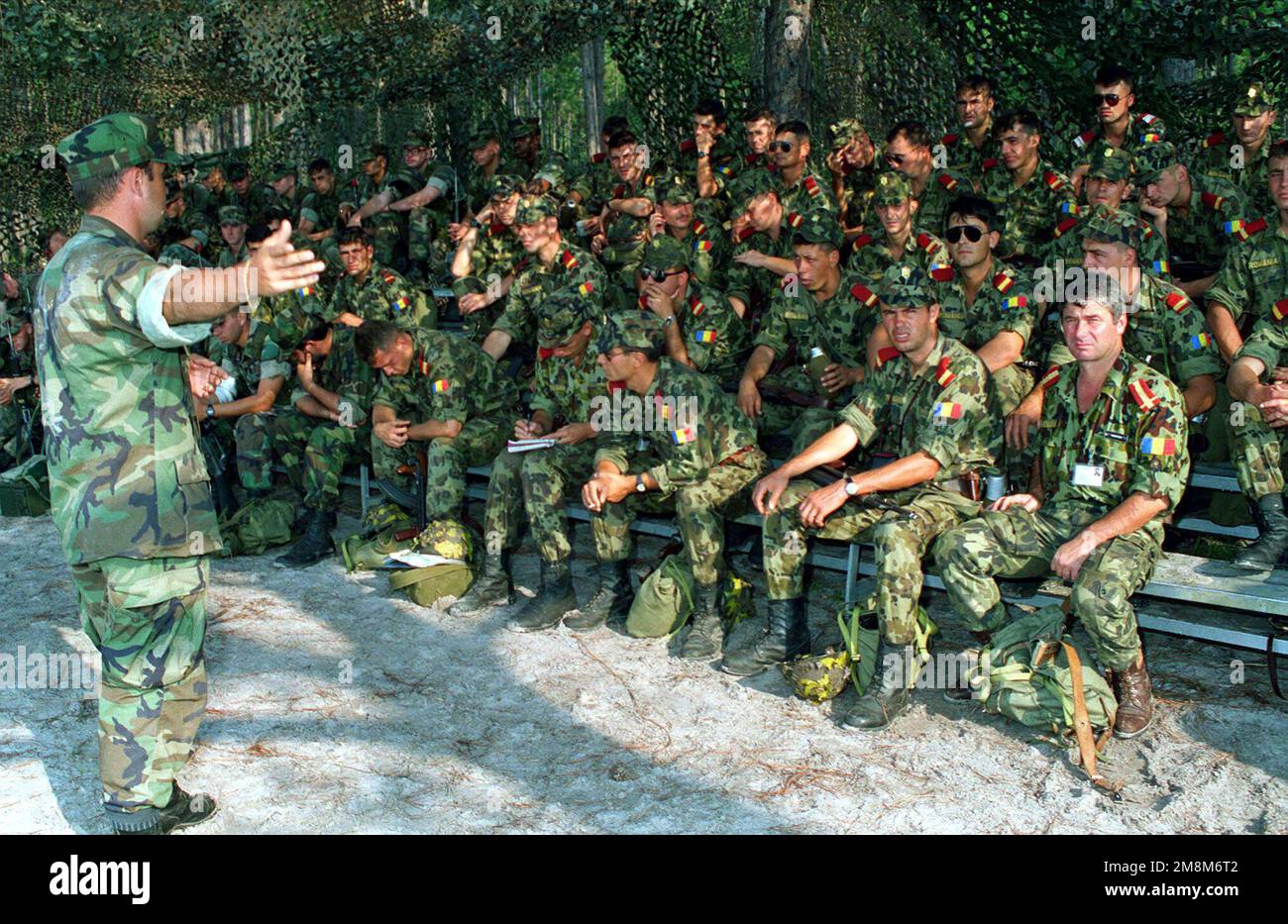 Una Marina statunitense impartisce una classe istruttiva ai soldati rumeni sulle perturbazioni civili e sulle vittime di massa, come parte della COOPERATIVA OSPREY 96 tenutasi a Camp Lejeune NC. Una Marina statunitense impartisce una classe istruttiva ai soldati rumeni sulle perturbazioni civili e sulle vittime di massa, come parte della COOPERATIVA OSPREY Õ96 tenutasi a Camp Lejeune NC. Foto Stock