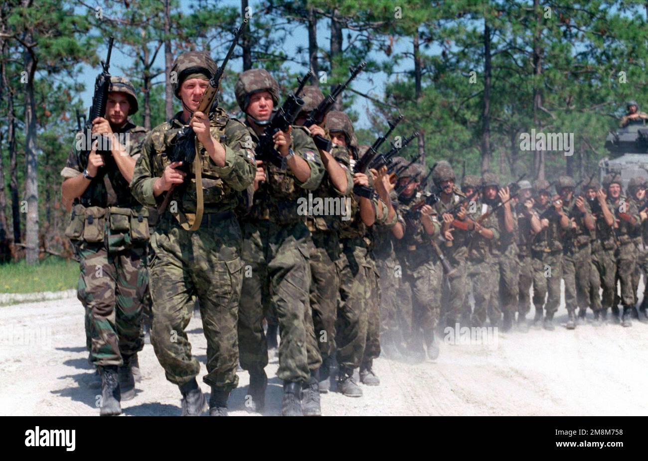 I marines ucraini formano fino a controllare un gruppo di dimostranti durante l'esercitazione di addestramento di Situational-4, disturbo civile/Casualty di massa, OSPREY COOPERATIVO 96. La cooperativa Osprey '96 è un esercizio sponsorizzato dal comando Atlantico degli Stati Uniti, che sarà condotto dalle forze Marine Atlantic, nell'agosto 1996 a Camp Lejeune, North Carolina. La cooperativa Osprey, nell'ambito del programma partenariato per la pace, fornirà una formazione sull'interoperabilità nelle operazioni di mantenimento della pace e umanitarie secondo gli standard NATO/IFOR, con particolare attenzione alle competenze individuali e collettive. Operazione/Serie oggetto: SISTEMA operativo COOPERATIVO Foto Stock