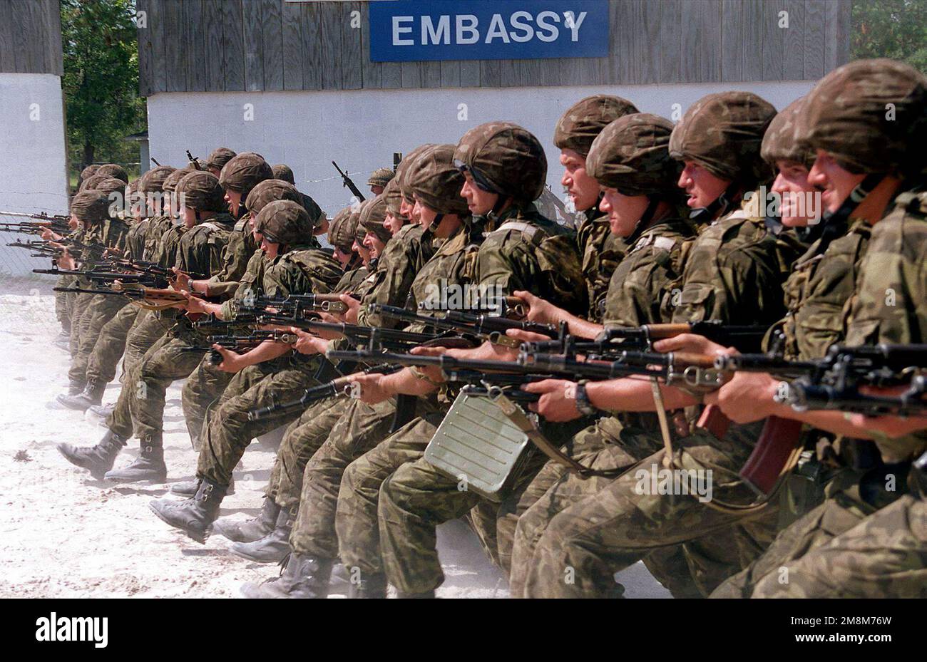 Soldati georgiani armati con fucili d'assalto AKM si formano in linea durante le operazioni di disturbo civile, Situational Training esercizio 4, esercizio COOPERATIVA OSPREY 96. La cooperativa Osprey '96 è un esercizio sponsorizzato dal comando Atlantico degli Stati Uniti, che sarà condotto dalle forze Marine Atlantic, nell'agosto 1996 a Camp Lejeune, North Carolina. La cooperativa Osprey, nell'ambito del programma partenariato per la pace, fornirà una formazione sull'interoperabilità nelle operazioni di mantenimento della pace e umanitarie secondo gli standard NATO/IFOR, con particolare attenzione alle competenze individuali e collettive. I tre paesi della NATO provvidano Foto Stock