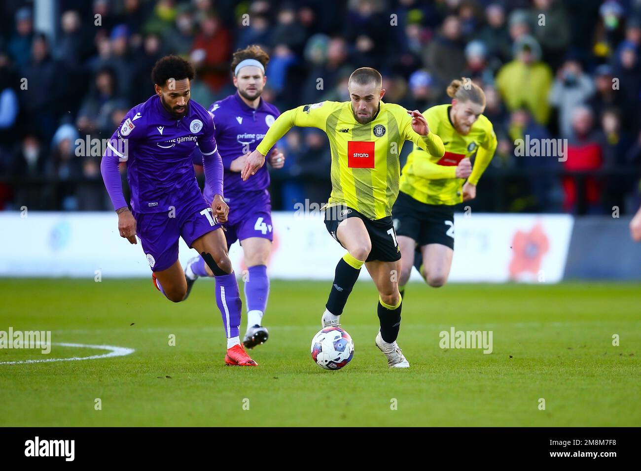 Stadio EnviroVent, Harrogate, Inghilterra - 14th gennaio 2023 Alex Pattison (16) di Harrogate Town cerca di allontanarsi da Jordan Roberts (11) di Stevenage - durante il gioco Harrogate Town contro Stevenage, EFL League 2, 2022/23, allo stadio EnviroVent, Harrogate, Inghilterra - 14th gennaio 2023 Credit: Arthur Haigh/WhiteRosePhotos/Alamy Live News Foto Stock