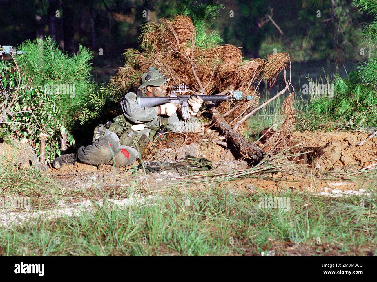 Un soldato di forze opposte (OPFOR) utilizza un sistema di visione notturna, fissato a un fucile da M16 mm, per mettere le forze Blu (BLUFOR) al Joint Readiness Training Center. Base: Fort Polk Stato: Louisiana (LA) Nazione: Stati Uniti d'America (USA) Foto Stock