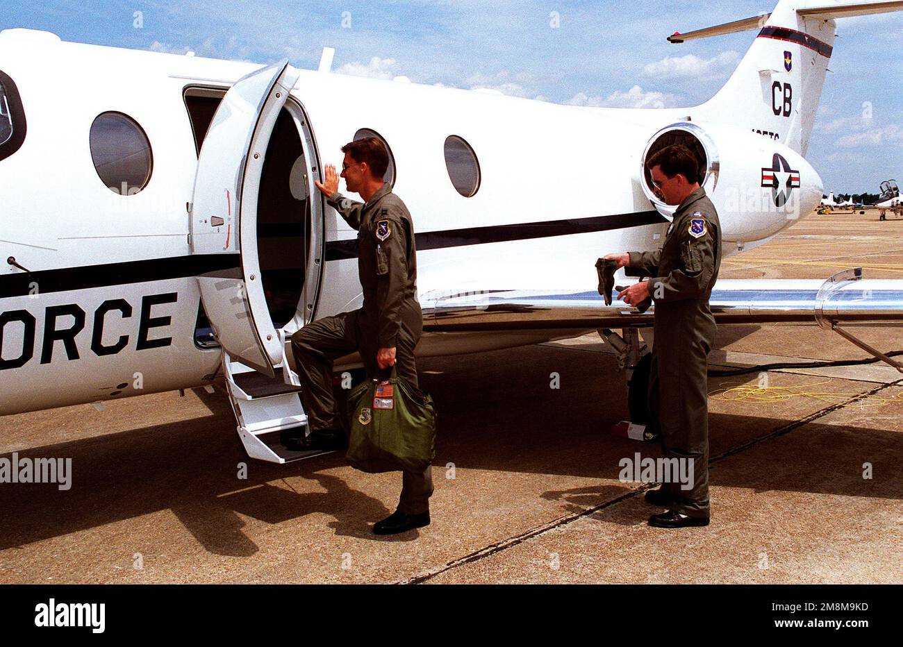 I primi piloti istruttori salpano a bordo della T-1A sulla flightline. Base: Columbus Air Force base Stato: Mississippi (MS) Paese: Stati Uniti d'America (USA) Foto Stock