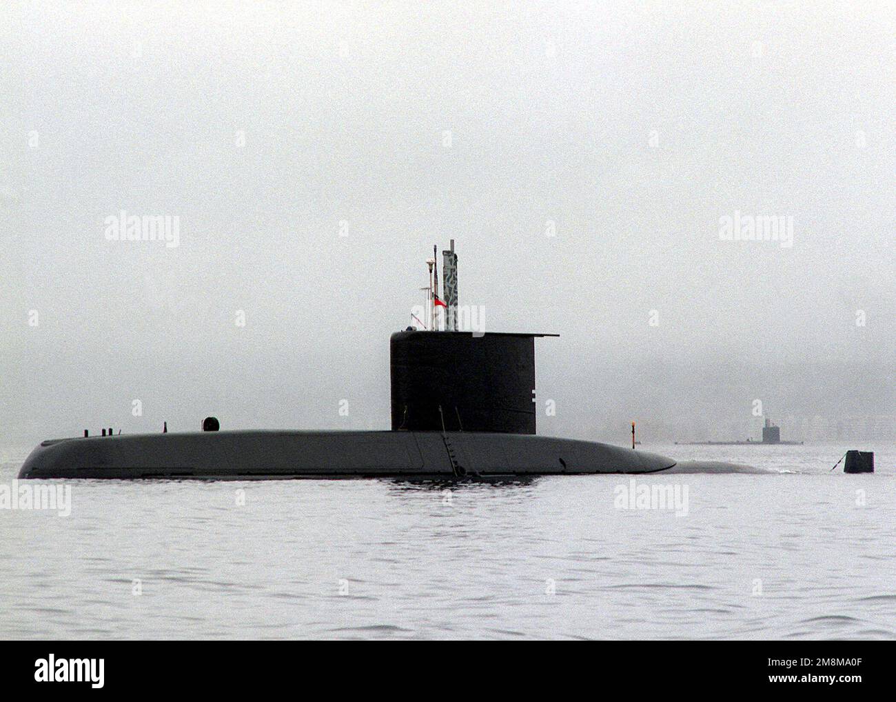 Sottomarino della marina cilena THOMSPON (tipo 209) (TIPO 1300) (SSK) ancorato a Coquimbo, Cile. Gli Stati Uniti Navy WARWHAL CLASS (SSN) il sottomarino nucleare USS Narwhal (SSN 671) è ancorato sullo sfondo. Entrambi i sommergibili partecipano agli esercizi di fase 5 dell'OPERAZIONE UNITAS 37-96. Subject Operation/Series: UNITAS 37-96 base: Coquimbo Nazione: Cile (CHL) Foto Stock