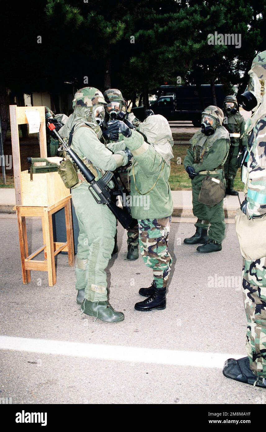 AIRMAN Jennifer Staples, di 8th Combat Support Group, che indossa attrezzature da guerra chimiche, elabora attraverso una linea di decontaminazione. Subject Operation/Series: FOAL EAGLE '96 base: KUNSAN Air base Paese: Repubblica di Corea (KOR) Foto Stock