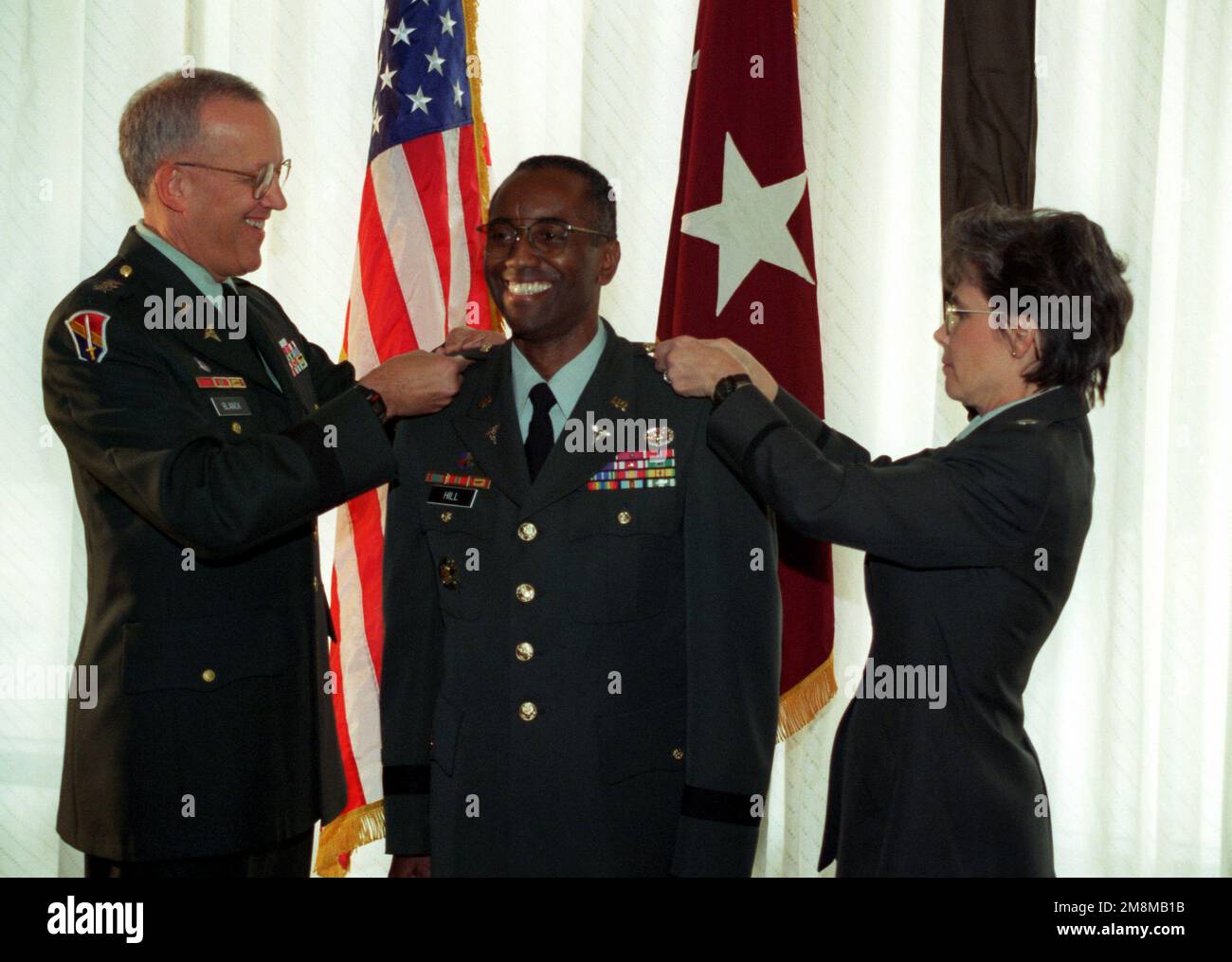 Blanck (a sinistra), chirurgo generale dell'esercito, punta la stella sulla BGEN Mack C. Hill appena promossa. Alla cerimonia di promozione assisterà la moglie del nuovo generale, LTC Dale E. Hill. Base: Pentagono Stato: District of Columbia (DC) Nazione: Stati Uniti d'America (USA) Foto Stock