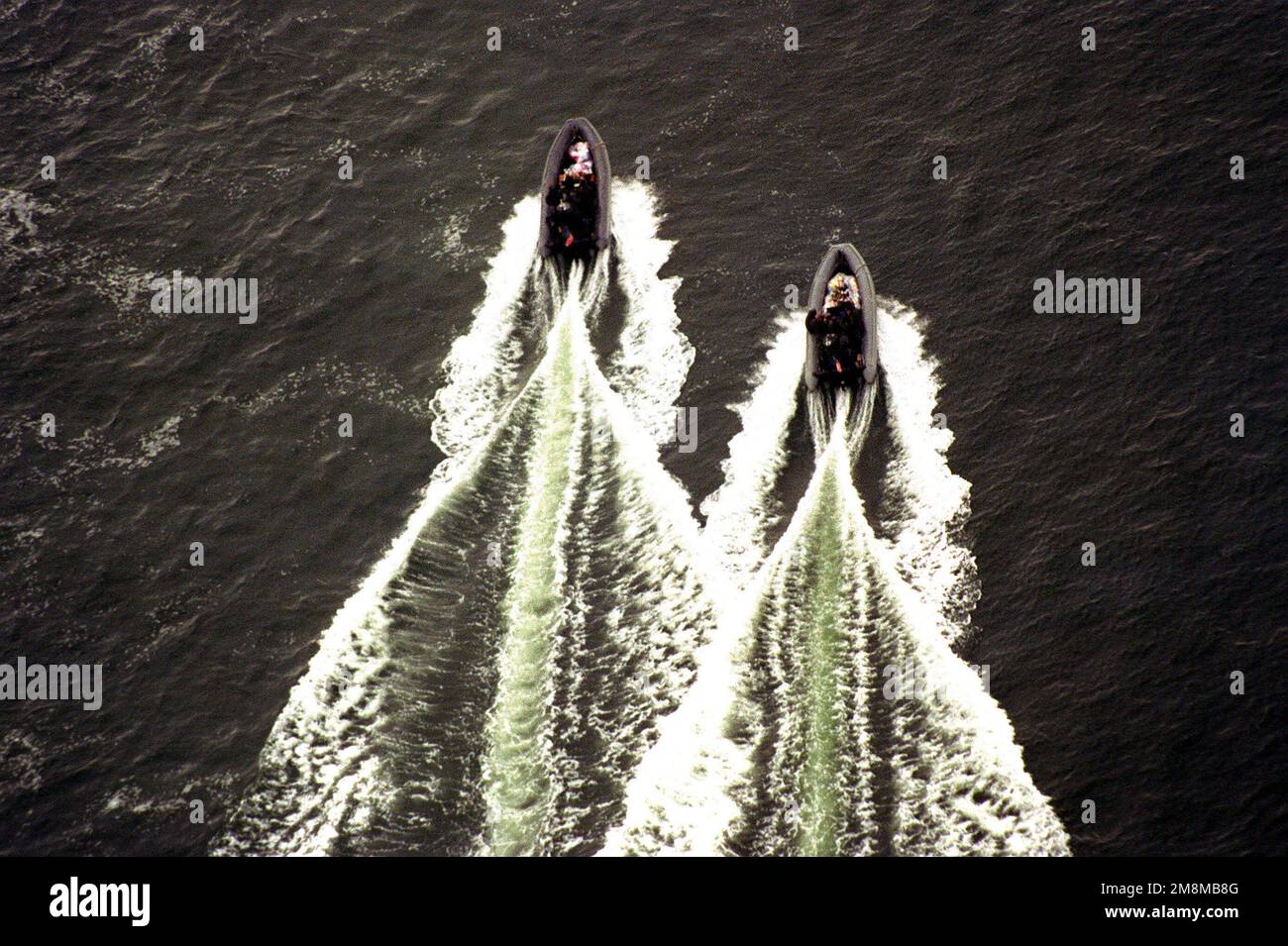 Vista aerea a poppa di due motoscafi rigidi dalla pattuglia costiera USS CHINOOK (PC-9) e USS FIREBOLT (PC-10) che corrono ad alta velocità verso il loro homeport alla base navale anfibio Little Creek al ritorno da una crociera mediterranea. Base: Hampton Roadstead Stato: Virginia (VA) Nazione: Stati Uniti d'America (USA) Foto Stock