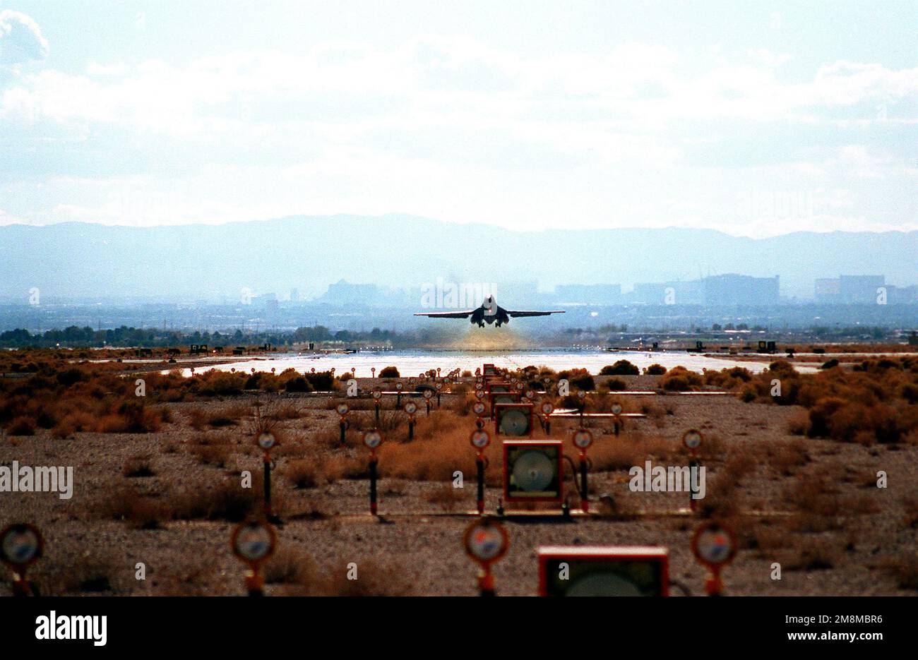 Una vista frontale a lungo raggio di un 7th Wing B1B Lancer come