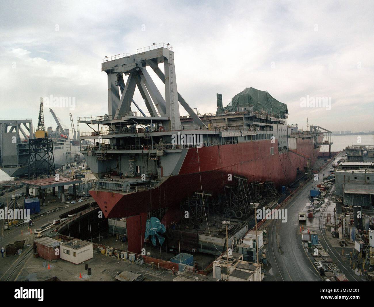 Vista a tribordo della nave pesante strategica MSC (comando militare di Sealift) USNS SODERMAN (T-AKR 299) in fase di conversione in un bacino di carenaggio presso il cantiere navale di Nasco (National Steel and Shipbuilding Company). La conversione è completa per circa il 70%. Base: San Diego Stato: California (CA) Paese: Stati Uniti d'America (USA) Foto Stock