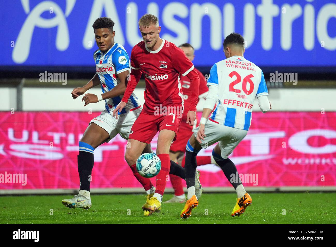 Paesi Bassi. 14th Jan, 2023. HERENVEEN - (lr) Amin Sarr di SC Heerenveen, Jens Odgaard di AZ, Anas Tahiri di SC Heerenveen durante la partita di campionato olandese tra sc Heerenveen e AZ allo stadio Abe Lustra il 14 gennaio 2023 a Heerenveen, Paesi Bassi. ANP ed VAN DE POL Credit: ANP/Alamy Live News Foto Stock