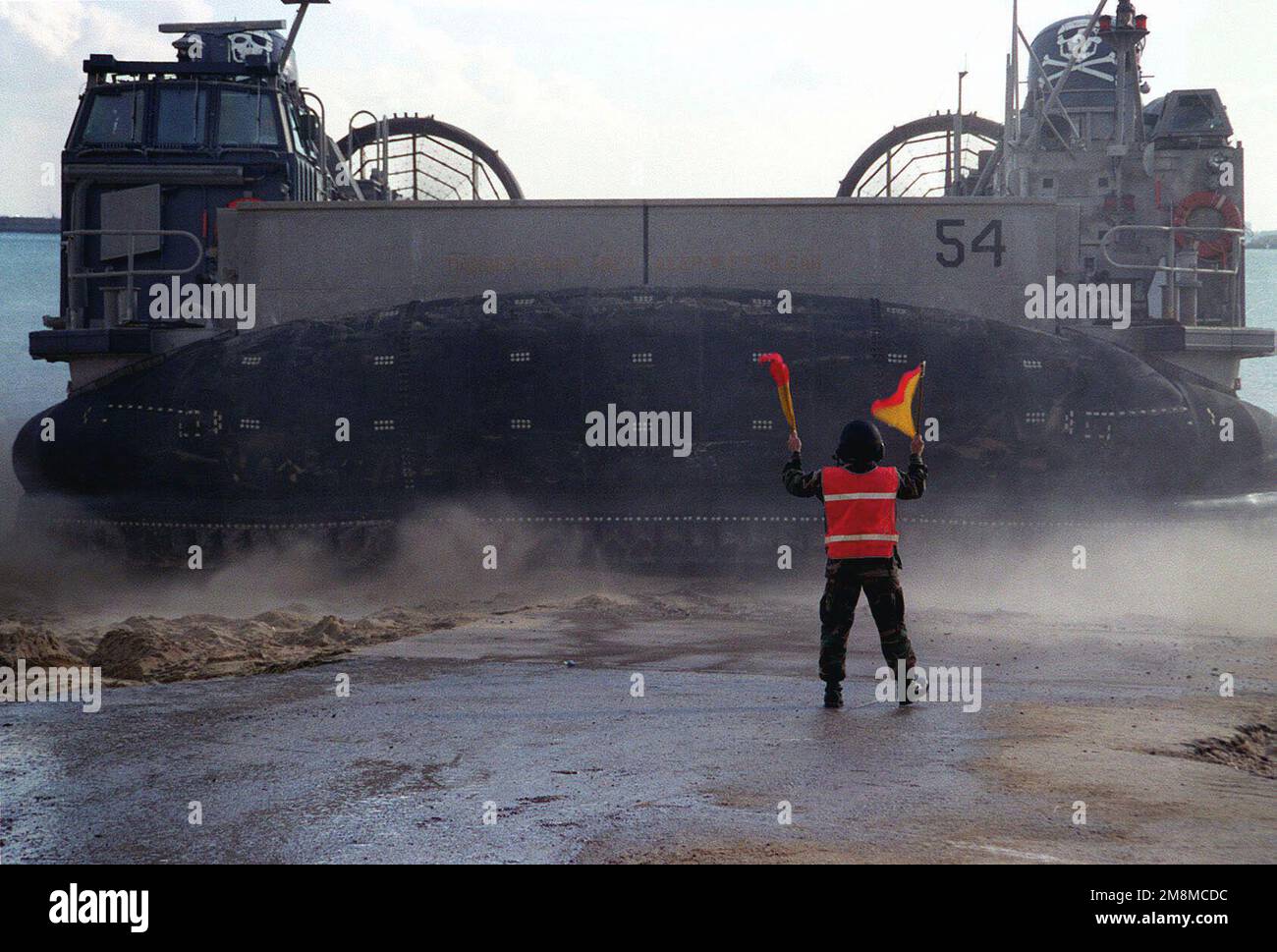 Un inchino sulla vista del cuscino d'aria dell'imbarcazione da atterraggio (LCAC 54) dall'unità 4 dell'imbarcazione da assalto che è marshalled a terra alla stazione navale Rota, Spagna. US Marine Amphibious Readiness Group (COMPHIBRON 6) si trova nella stazione navale di Rota, in Spagna, per effettuare il lavaggio e l'ispezione delle attrezzature necessarie. Base: Stazione Navale, Rota Paese: Spagna (ESP) Foto Stock
