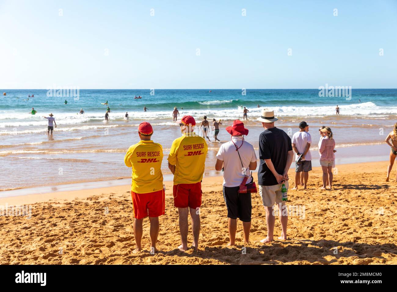 Bilgola Beach Ocean Swim surf corsa gennaio 2023, gli spettatori tra cui salvataggio surf bagnini volontari guardare i nuotatori in mare, Australia Foto Stock