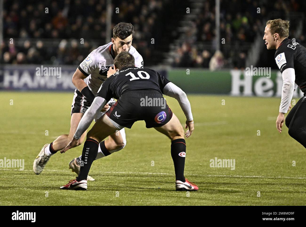 Barnet, Regno Unito. 14th Jan, 2023. EPCR Challenge Cup. Saracens V Lyon ou. Stadio StoneX. Barnet. Ethan Dumortier (Lione) cerca di superare Alex Goode (Saracens, 10) durante la Saracens V Lyon OU EPCR Heineken Champions Cup, Round 3, raduna Una partita di rugby allo StoneX Stadium. Credit: Sport in Pictures/Alamy Live News Foto Stock