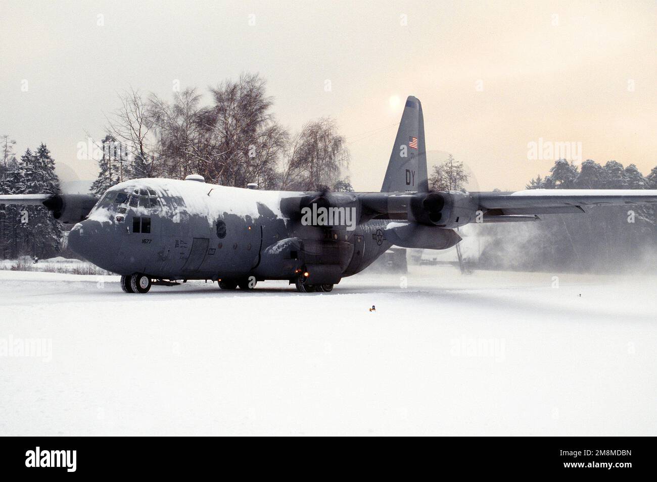 Un Airlift Squadron (AS) 40th C-130H avvia i motori sulla linea di volo coperta di neve a questa base dell'aeronautica europea degli Stati Uniti (USAFE). Il 40th VIENE assegnato alla base dell'aeronautica militare Dyess, Texas, 7th Wing, ed è distribuito a Ramstein per supportare Operations Joint Endeavor e Joint Guard dal 4 dicembre 1996 al 23 gennaio 1997. Data esatta dell'acquisizione sconosciuta. Oggetto/Serie: BASE DI PROTEZIONE comune ENDEAVORJOINT: Ramstein Air base Stato: Rheinland-Pfalz Paese: Deutschland / Germania (DEU) Foto Stock