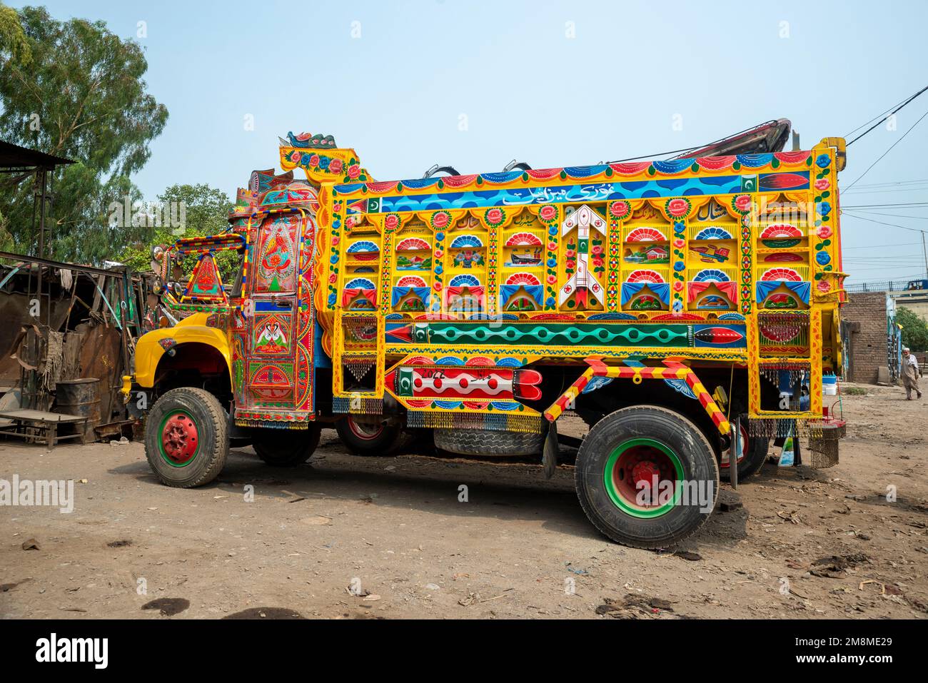 Camion colorato presso l'officina, Peshawar, Pakistan Foto Stock
