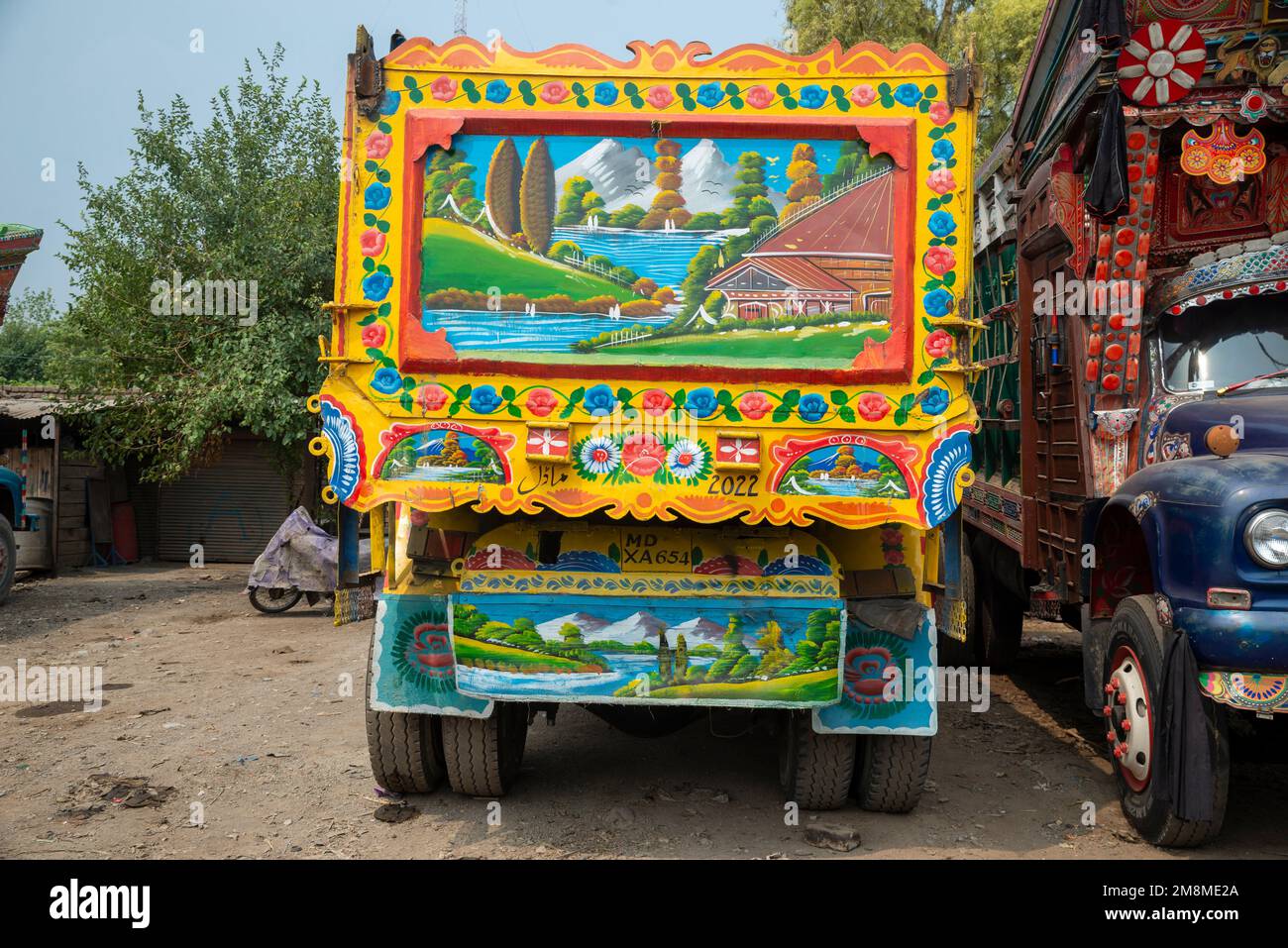 Camion colorato presso l'officina, Peshawar, Pakistan Foto Stock