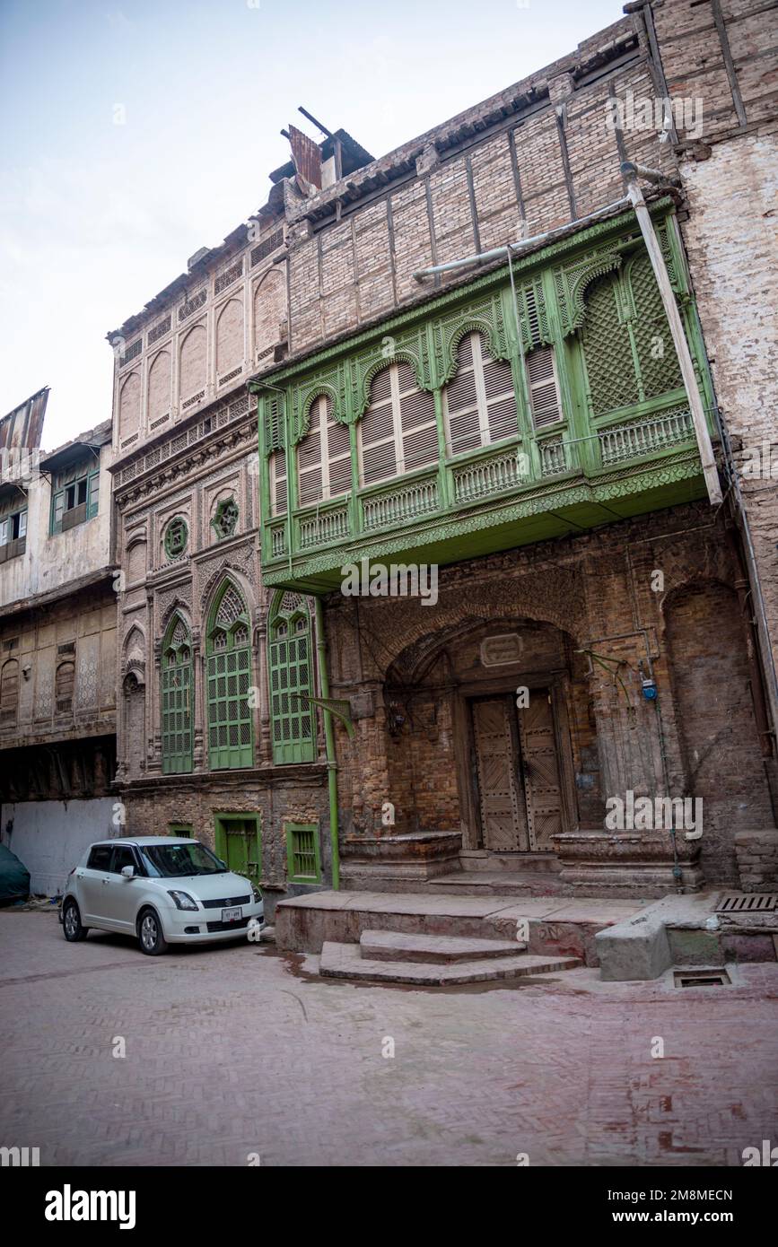 Verde antico balcone nella città vecchia di Peshawar, Pakistan Foto Stock