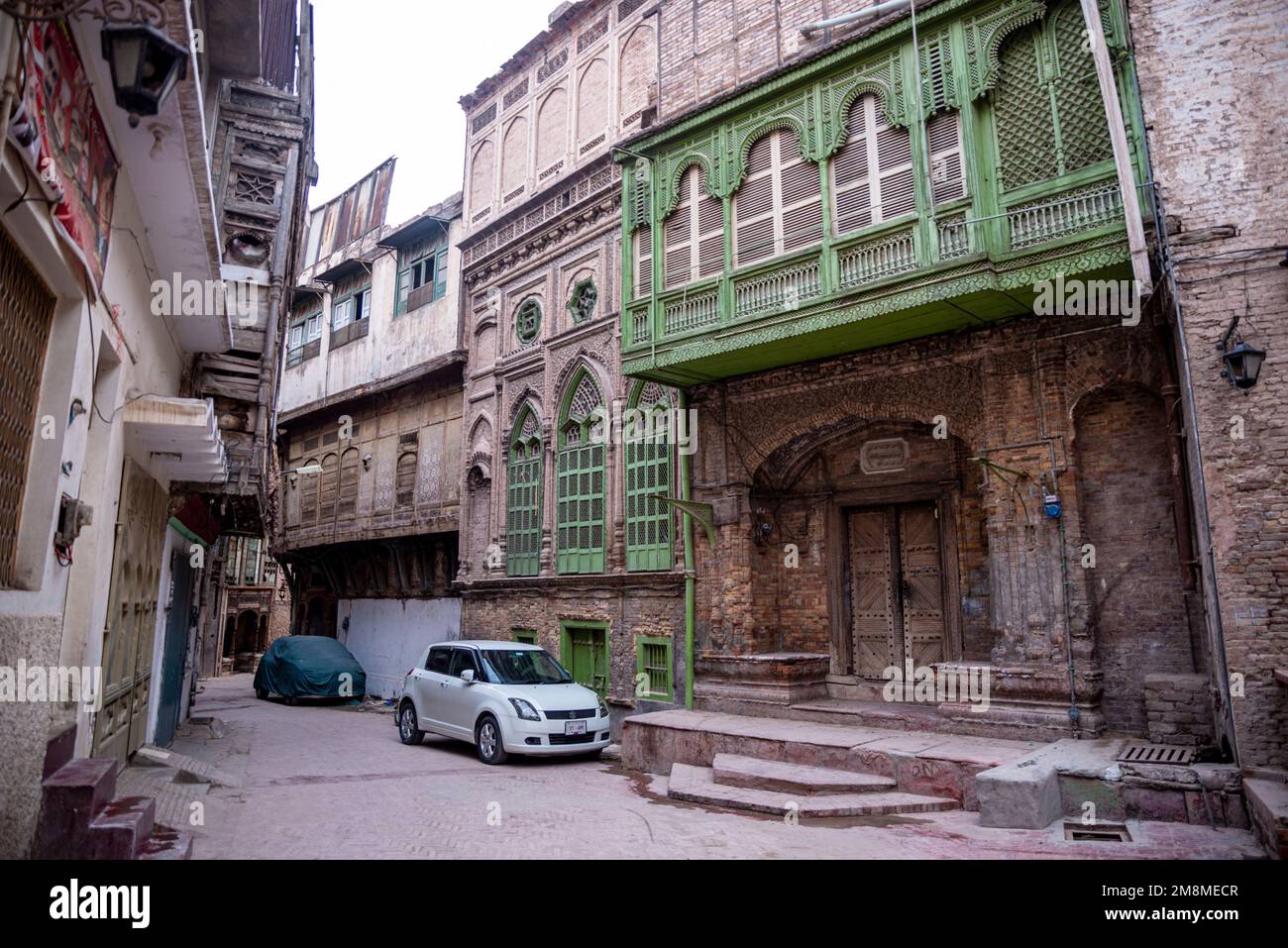 Verde antico balcone nella città vecchia di Peshawar, Pakistan Foto Stock