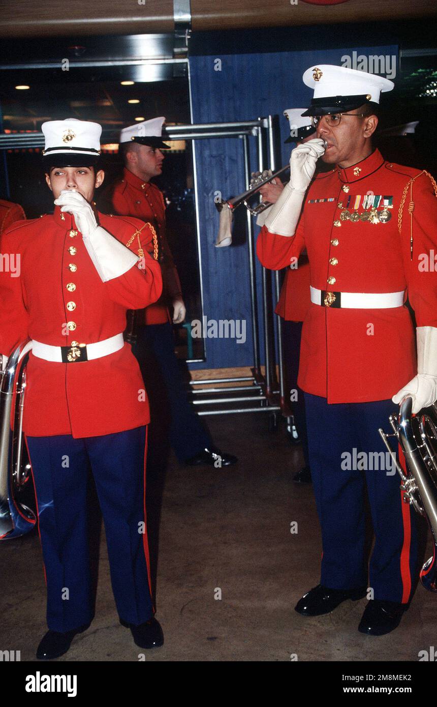 I membri della Marine Band 'The President's Own' praticano la pratica prima di entrare in scena al 'An American Gala' tenutosi presso la US AIR Arena. I membri della Marine Band 'The President's Own' praticano la pratica prima di entrare in scena al 'An American Gala' tenutosi presso la US AIR Arena. Foto Stock