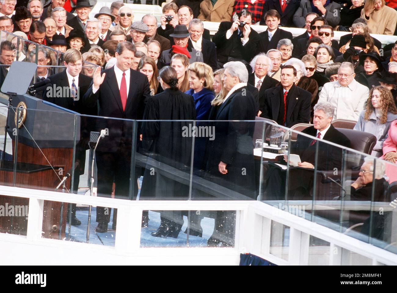 Il Vice Presidente Albert Gore Jr. È giurato dalla Giustizia associata della Corte Suprema, l'onorevole Ruth Bader Ginsburg durante la cerimonia inaugurale Presidenziale del 1997. Base: Washington Stato: District of Columbia (DC) Nazione: Stati Uniti d'America (USA) Foto Stock