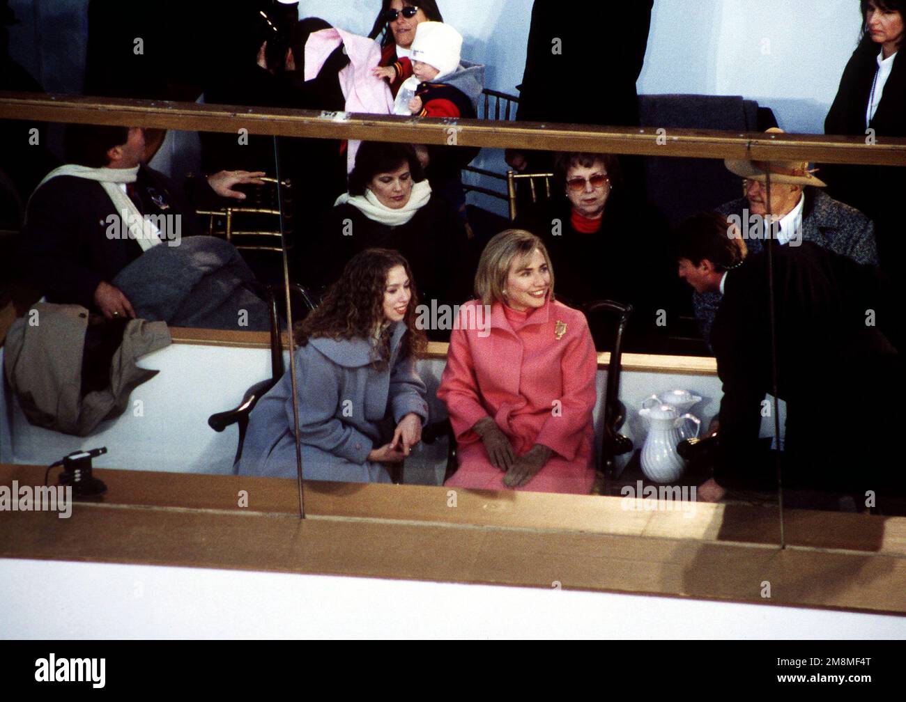 First Lady Hillary Rodham Clinton e la figlia Chelsea godono della Parata inaugurale presidenziale al Presidential Regging Stand. Stato: District of Columbia (DC) Nazione: Stati Uniti d'America (USA) Foto Stock