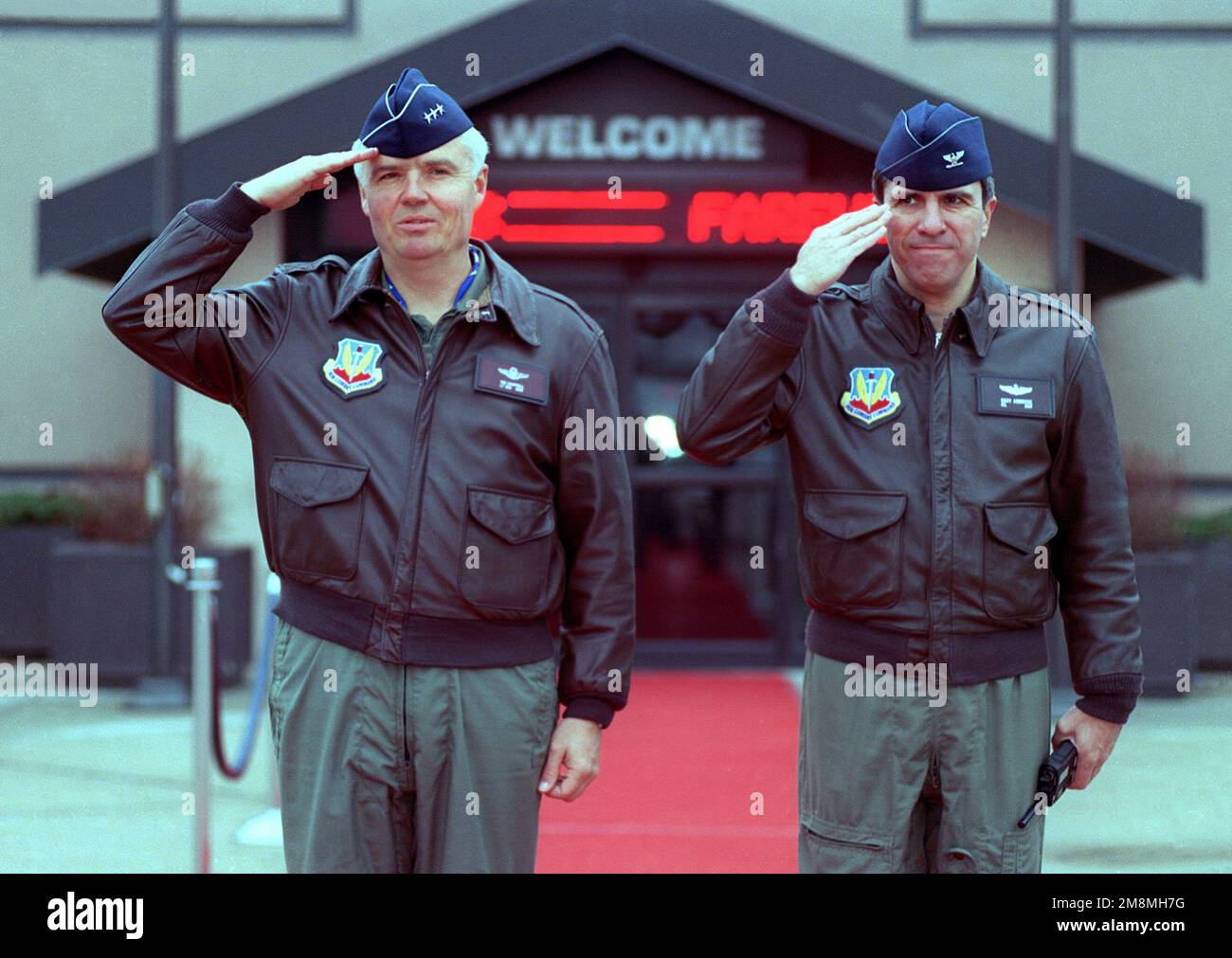 Campbell, 12th° comandante dell'aeronautica, e col Gary Ambrose, 55th° comandante dell'ala, salutano un VIP in partenza alla base. Base: Offutt Air Force base Stato: Nebraska (NE) Paese: Stati Uniti d'America (USA) Foto Stock