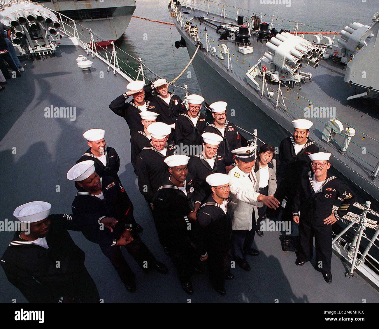 I marinai americani visitano i ponti della Repubblica popolare Cinese cacciatorpediniere missilistico guidato HARBIN (DDG 112) mentre pierside alla Naval Air Station North Island, San Diego come un gesto di buona volontà tra la marina statunitense e cinese. Questa è la prima volta che navi da guerra cinesi hanno attraversato il Pacifico e visitato gli Stati Uniti continentali. I cacciatorpediniere HARBIN e ZHUHAI, e la nave di fornitura NANCANG ormeggiano accanto alla COSTELLAZIONE della portaerei USS (CV 64), presso la Stazione Navale di North Island. La visita delle navi è prevista per cinque giorni. Base: San Diego Stato: California (CA) Paese: United S Foto Stock