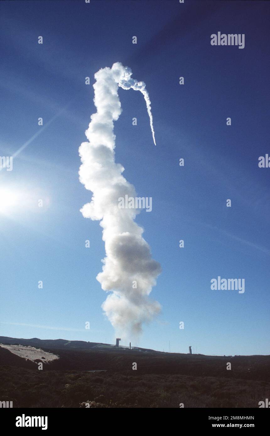 Circa trenta secondi dopo il decollo, un razzo Titan II fa il suo ingresso nell'atmosfera superiore sopra Vandenberg AFB, Calif. Il razzo trasporta i primi 5 dei 66 satelliti Iridium che costituiscono la costellazione di satelliti Iridium consentendo alle persone di comunicare con chiunque, in qualsiasi momento e ovunque sulla terra. Base: Vandenberg Air Force base Stato: California (CA) Paese: Stati Uniti d'America (USA) Foto Stock