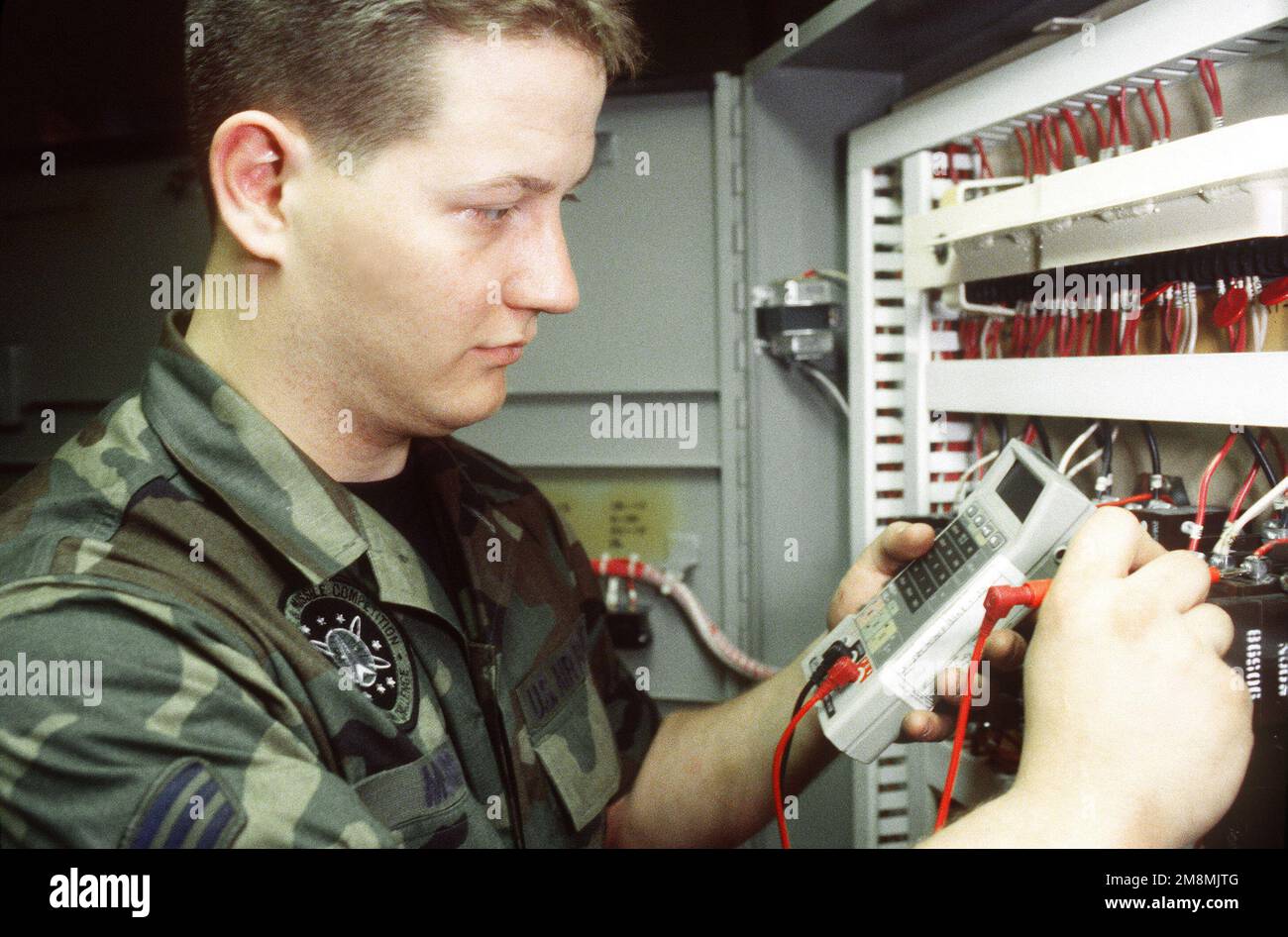 IL SENIOR AIRMAN Matthew Morris, un membro del team di manutenzione della struttura appartenente allo Squadrone missilistico 448th di Grand Forks, AFB, N.D., rileva la tensione su un interruttore automatico che alimenta una capsula di controllo del lancio. Soggetto operativo/Serie: GUARDIAN CHALLENGE '97 base: Vandenberg Air Force base Stato: California (CA) Paese: Stati Uniti d'America (USA) Foto Stock