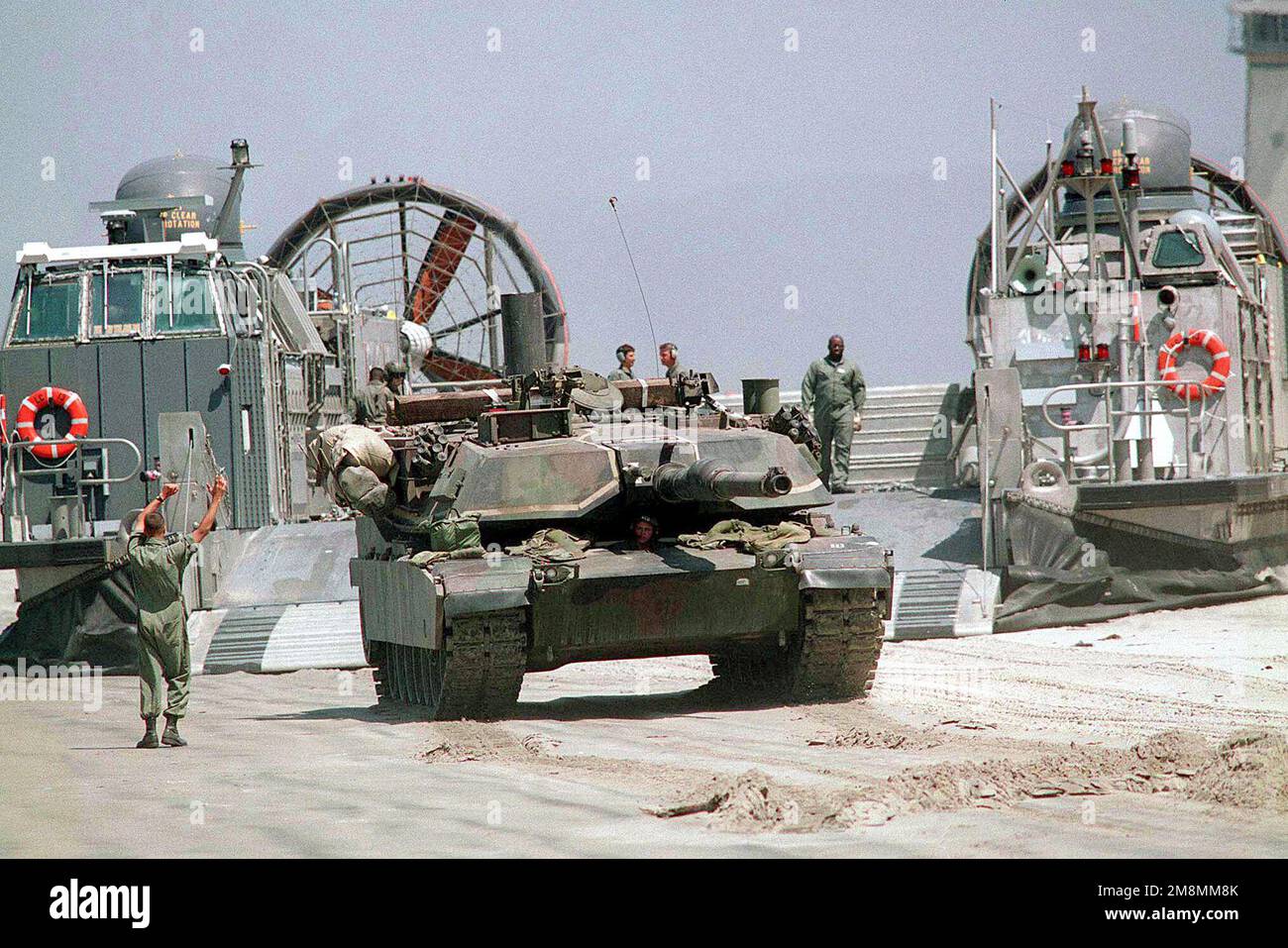 970620-N-9315S-002. [Complete] Scene Caption: A Abrams M1-A1 Main Battle Tank (MBT) è caricato a bordo di un Landing Craft, Air Consuloned (LCAC), da Assault Craft Unit 5 (ACU 5), DET BRAVO, per il trasporto a USS COMSTOCK (LSD 45) a White Beach, Camp Pendleton, California. La USS COMSTOCK sta partecipando all'esercitazione DEL KERNEL BLITZ '97. KERNEL BLITZ è un esercizio biennale di addestramento della flotta Commander-in-CHIEF Pacific (CINCPAC) (FLEETEX) incentrato sull'addestramento operativo/tattico di Commander, Third Fleet (C3F)/ i Marine Expeditionary Forces (MEF) e Commander, Amphibious Group 3 (CPG-3)/ 1st Marine Divi Foto Stock