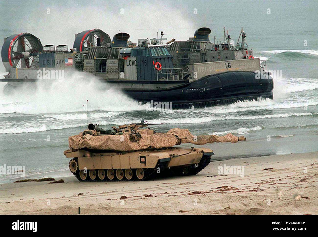 Un'unità 5 dell'imbarcazione Assault Craft, un'imbarcazione di atterraggio con cuscino d'aria trasporta un'altra cisterna M1A1 Abrams a terra. Il carro armato, da 1st battaglione carro armato, 1st Divisione Marina, sta difendendo la spiaggia fino a quando la task force non è pronta a rompere il campo minerario. Soggetto operativo/Serie: KERNEL BLITZ '97 base: Marine Corps base Camp Pendleton Stato: California (CA) Paese: Stati Uniti d'America (USA) Foto Stock