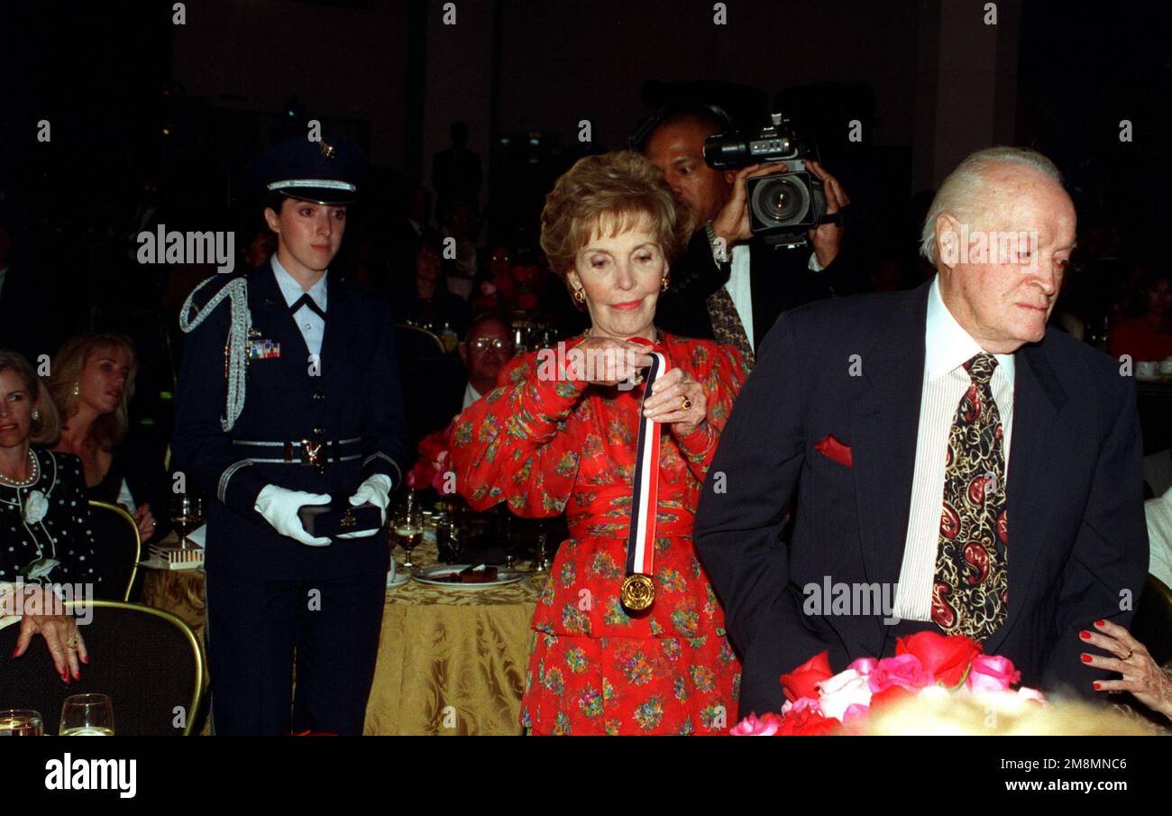 L'ex First Lady Nancy Reagan si prepara a presentare la medaglia presidenziale di libertà di Ronald Reagan al signor Bob Hope durante la sua celebrazione del 94th° compleanno. 2Lt Michele o'Brien, funzionario pubblico con il Centro sistemi spaziali e missilistici (in piedi sullo sfondo), ha partecipato alle cerimonie. Base: Los Angeles Air Force Station Stato: California (CA) Paese: Stati Uniti d'America (USA) Foto Stock