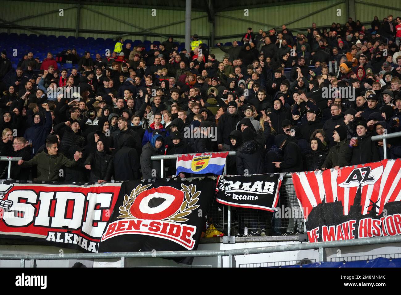 Paesi Bassi. 14th Jan, 2023. HERENVEEN - sostenitori dell'AZ durante la partita di campionato olandese tra sc Heerenveen e AZ allo stadio Abe Lustra il 14 gennaio 2023 a Heerenveen, Paesi Bassi. ANP ed VAN DE POL Credit: ANP/Alamy Live News Foto Stock