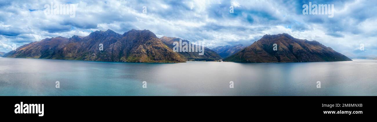 Panorama a metà baia del lago Wakatipu a Otago della Nuova Zelanda Isola del Sud vicino Queenstown - paesaggio di montagna panoramico. Foto Stock