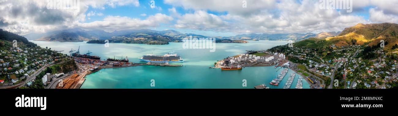 Ampio panorama aereo del porto di Lyttleton e del porto di Diamond sulla costa pacifica della Nuova Zelanda Foto Stock