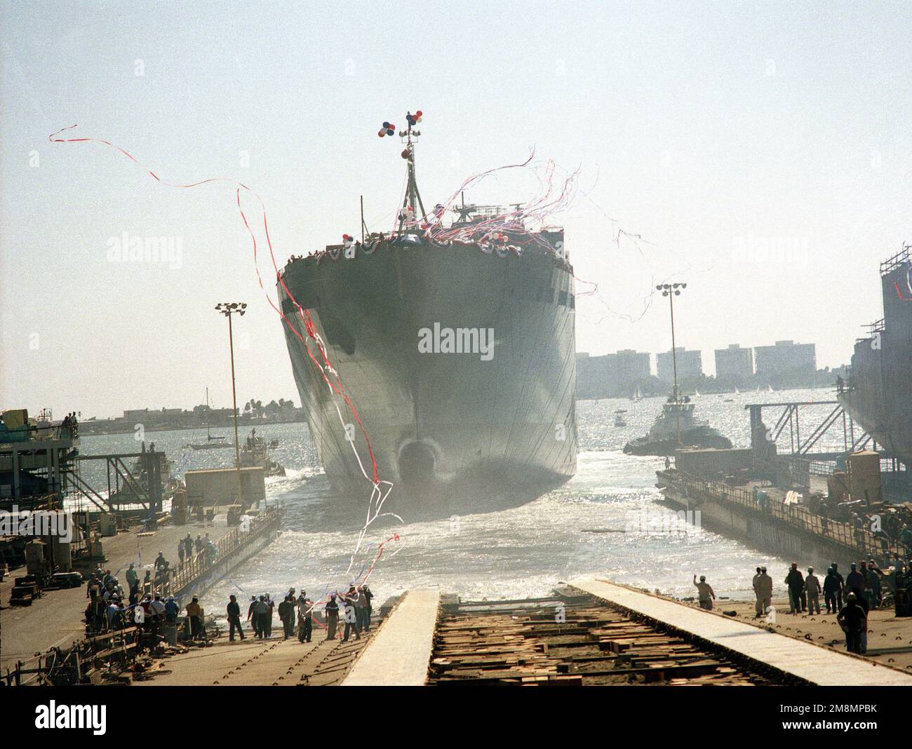 Una vista a prua del comando militare di Sealift (MCS) Bob Hope classe nave da trasporto veicolo USNS WATSON (T-AKR-310) scivolando lungo le vie di lancio al termine della cerimonia di battesimo e lancio della più recente nave di rifornimento della Marina. Base: San Diego Stato: California (CA) Paese: Stati Uniti d'America (USA) Foto Stock