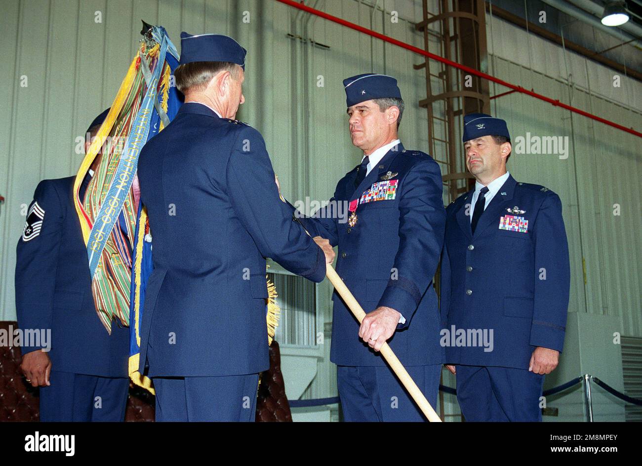 BGEN Lance Smith cede il comando della 4th Fighter Wing mentre passa la bandiera organizzativa delle unità con gli streamer di battaglia a LGEN Carl F. Franklin, 9th AF Commander. Guardando sopra è BGEN (selectee) Randall K. Bigum che assumerà il comando del 4th FW.Exact Date Shot Sconosciuto. Base: Seymour Johnson Air Force base Stato: North Carolina (NC) Paese: Stati Uniti d'America (USA) Foto Stock